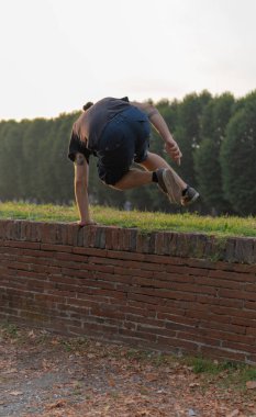 Parkta spor yapan bir adam..