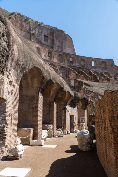 ROME, ITALY - 29 EYLÜL 2020: içerideki Kolezyum 'un fotoğrafı.