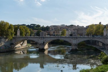 ROME, ITALY - 29 EYLÜL 2020: Tiber Nehri Köprüsü Fotoğrafı.