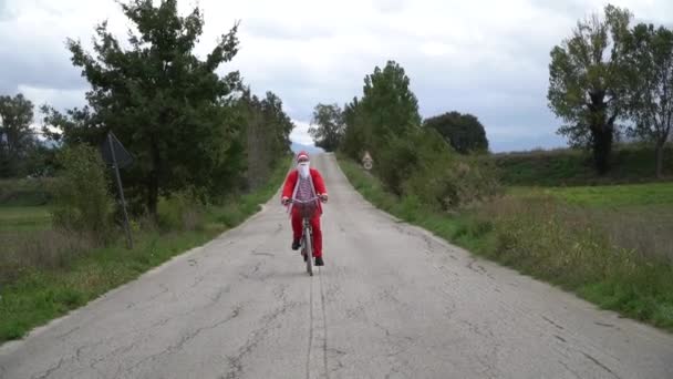 Санта Клаус Їде Своєму Велосипеді Вулиці — стокове відео