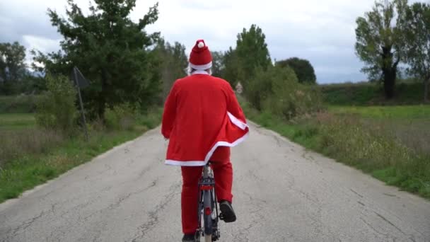 Santa Claus Jazdy Rowerze Ulicy — Wideo stockowe