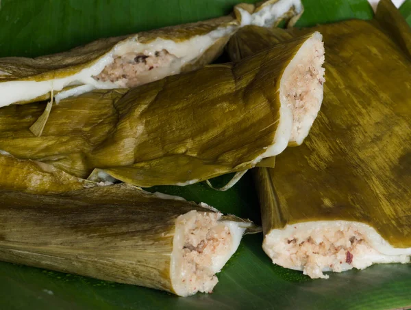 Hint tatlısı, buğulanmış pirinç unu, kakule ve hindistan cevizi ile dolu. Zerdeçal yapraklarına sarılmış ve büyük bir kapta pişmiş. Mangalore, Karnataka 'nın geleneksel yemekleri, Konkani dilinde patoli olarak adlandırılır..