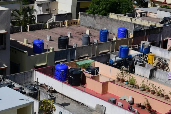 Ev teraslarına PVC su depolama tankları yerleştirildi. Konumu: Nashik, Maharashtra, Hindistan. Tarih: 06 Mayıs 2020: 