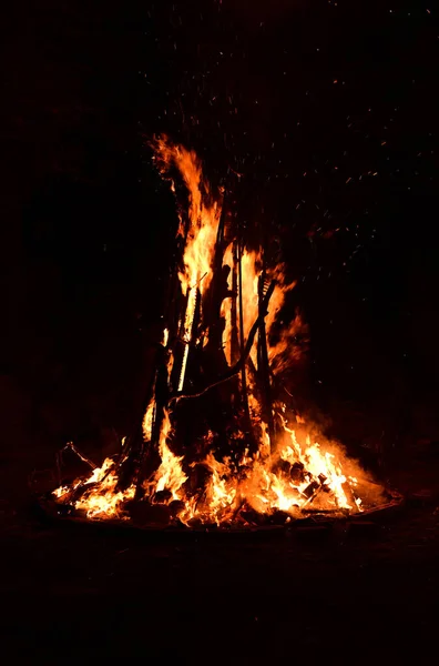 Isoliertes Bild Eines Lagerfeuers Mit Flammenflecken Die Der Dunkelheit Der — Stockfoto