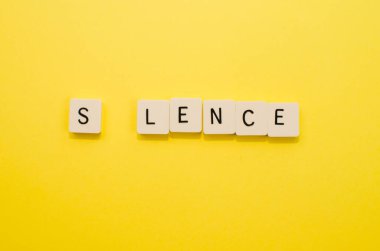 sarı arkaplan, oyun parçaları ve harfsiz sessizlik.