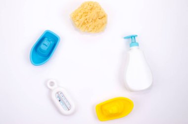 Bebek banyosu aksesuarları. sünger, sabun, şampuan, termometre, oyuncak tekne..