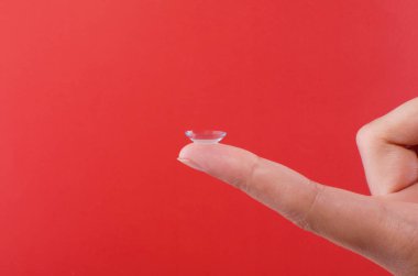 Lensli kırmızı arkaplan ve parmak.