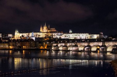 Vltava nehri ile Prag köprüsünün panoramik gecesi