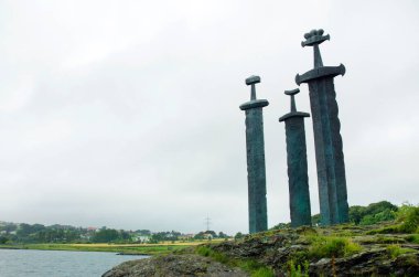 Kayadaki kılıçlarla manzara. Stavanger, Norveç