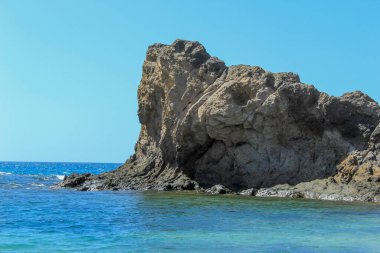 Gökyüzü berrak volkanik kayalar