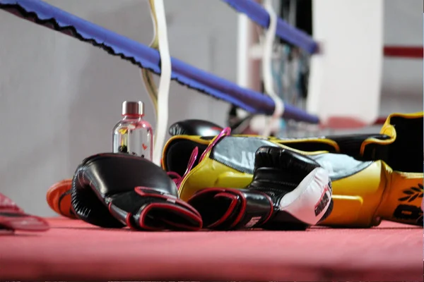 Guantes Boxeo Amarillos Negros Anillo — Foto de Stock