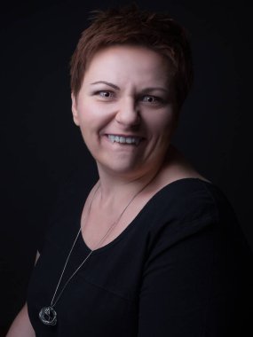 Kanlı, keskin gözleri ve uzun dişleri olan vampir kadının siyah portresi. Kötü avcının gözleri, gümüş kolye ve soluk ten..