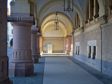 GOERLITZ, SAXONY / GERMANY / GERMANY-16 Nisan 2019: Almanya 'nın Goerlitz kentindeki Neue Rathaus Çarşısı. Akşam ışığında tarihi atari salonları.