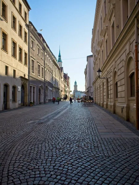 Goerlitz Saxony Germany 2019年4月16日 ドイツの旧市街にある石畳の通り 夜の光の中で歴史的な家や通り — ストック写真