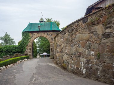 Czocha, Polonya-22 Temmuz 2019 Archway kapısı Czocha Kalesi 'nin güney geçidine açılıyor. Dış Bailey 'nin güney bölgesinin işlevsel bir amacı vardı.