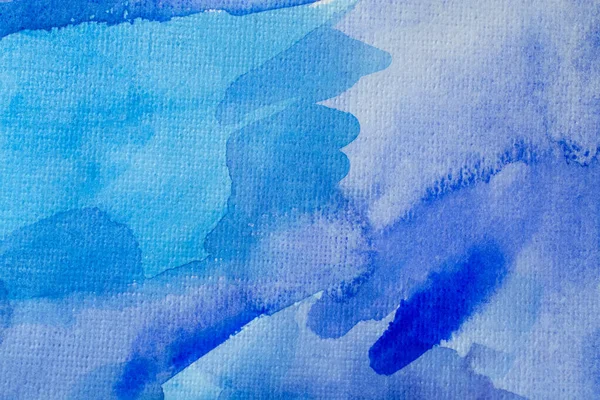 Kağıt dokusu üzerinde farklı katmanları olan soyut mavi suluboya arkaplan