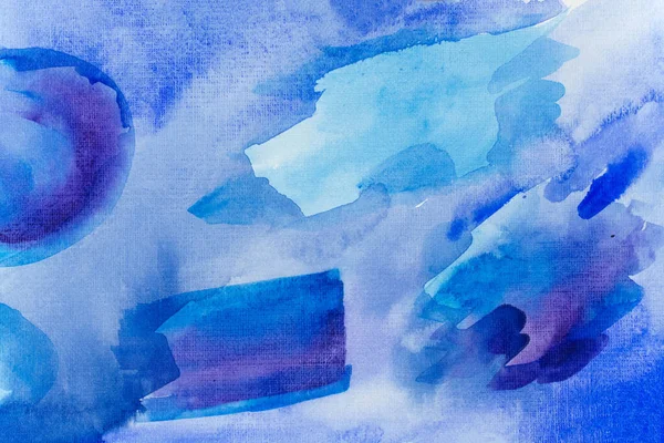 Kağıt dokusu üzerinde farklı katmanları olan soyut mavi suluboya arkaplan