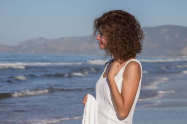 Sahilde duran bir kadın