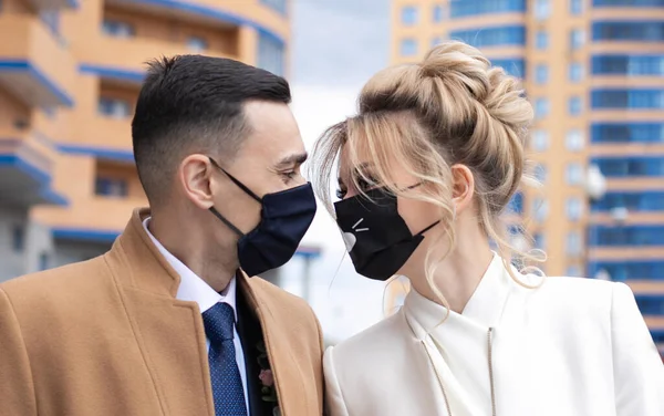 Un hombre y una mujer con máscaras mirándose. Imagen De Stock