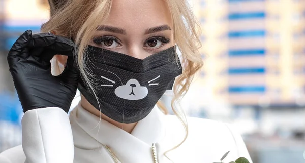 Uma mulher usando uma máscara e luvas para proteção Fotos De Bancos De Imagens Sem Royalties