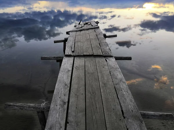 Starý dřevěný most u jezera, večerní čas — Stock fotografie