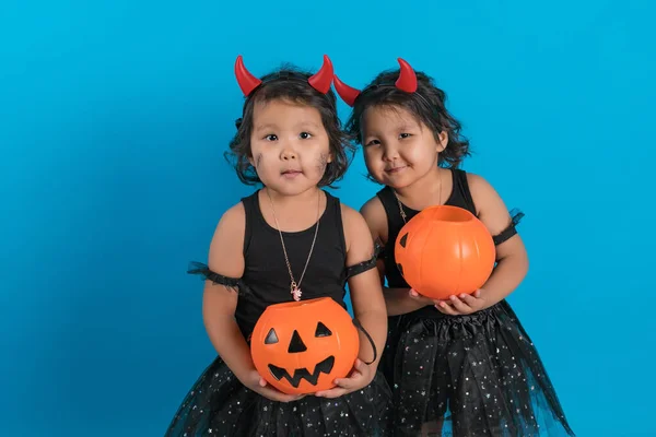 Hermanas gemelas celebran Halloween. Imagen De Stock