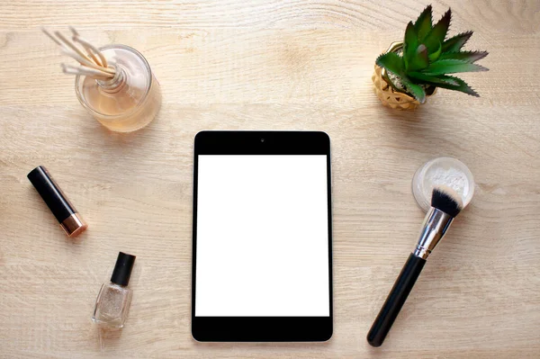 Boş dijital tablet ekranı ve kozmetik
