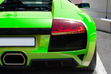 Bu yeşil lüks bir araba.