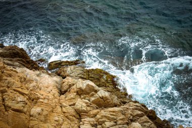 Akdeniz 'de mavi okyanus ve kayalar