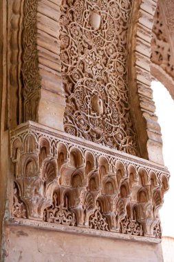 Alhambra 'daki altın odanın ön cephesindeki kemerin ayrıntıları.