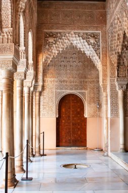 Alhambra 'nın saraylarından birinin kapısı.