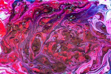 Suyun üstünde mor ve pembe oje.