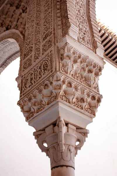 Alhambra 'daki bir kemerin alçı işçiliğinin detayları.