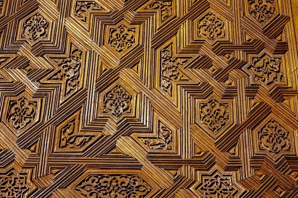 Alhambra 'da ahşap bir kapıya oyulmuş yardım.
