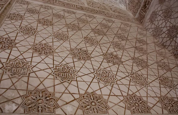 Alhambra 'daki bir saray mozaiğinin detayları.