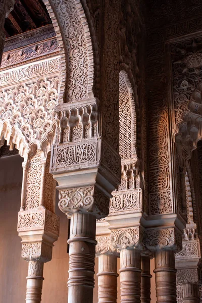 Alhambra 'daki bir kemerin alçı işçiliğinin detayları.
