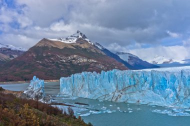 Turistik balkondan mavi buzul manzarası, Patagonya, Arjantin, Güney Amerika