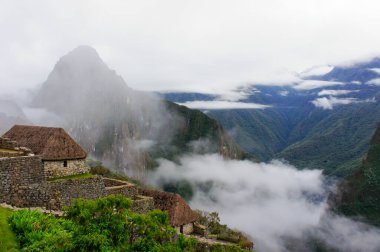 Machu Picchu, Bulutlu bir gün Antik şehir manzarası, Peru, Güney Amerika