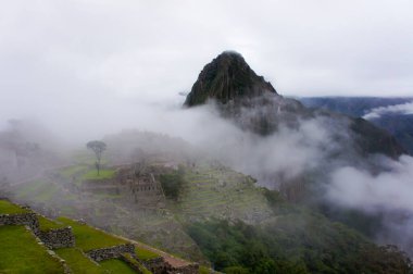 Machu Picchu, Bulutlu bir gün Antik şehir manzarası, Peru, Güney Amerika