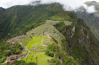 Machu Picchu, Bulutlu bir gün Antik şehir manzarası, Peru, Güney Amerika