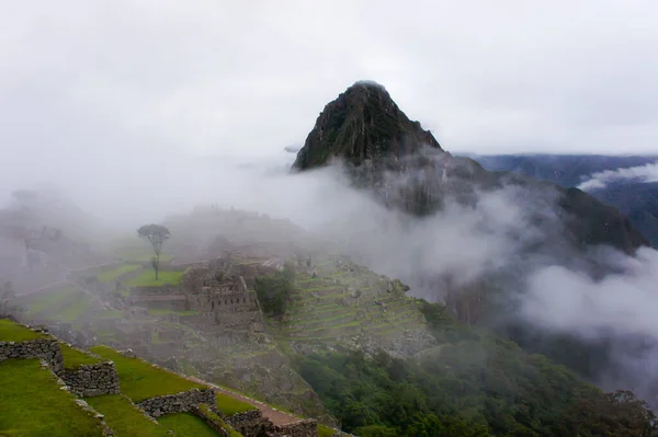 Machu Picchu, Bulutlu bir gün Antik şehir manzarası, Peru, Güney Amerika