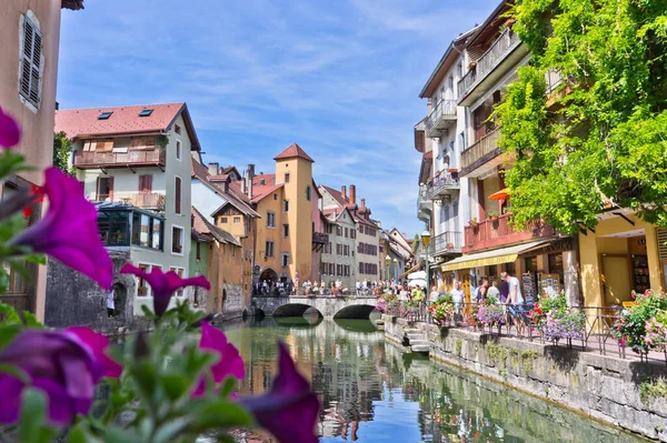 Annecy, Göl kenarındaki eski şehir manzarası, Fransa Alpleri, Avrupa