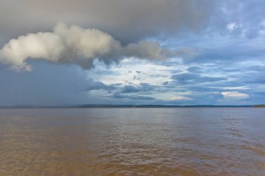 Amazon Havzası 'ndaki doğal manzara, Amazon nehir manzarası fırtınadan önce Amazon, Fırtına bulutları, Brezilya