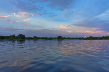 Amazon Havzası, Günbatımı nehir manzarası, Brezilya