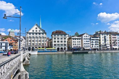 Zürih, nehir kenarındaki eski şehir manzarası, İsviçre, Avrupa