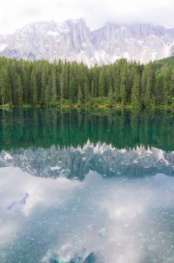 Carezza Gölü, Dolomite Alpleri 'ndeki doğal manzara, İtalya, Avrupa