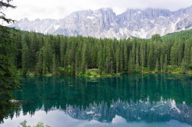 Carezza Gölü, Dolomite Alpleri 'ndeki doğal manzara, İtalya, Avrupa