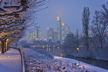 Frankfurt, Modern şehir nehir manzaralı karlı bir gecede, Almanya