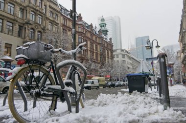 Frankfurt, Karlı bisiklet, Modern şehir manzarası, Almanya