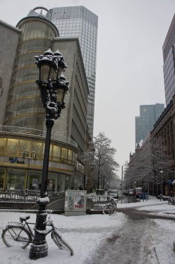 Frankfurt, Karlı bisiklet, Modern şehir manzarası, Almanya